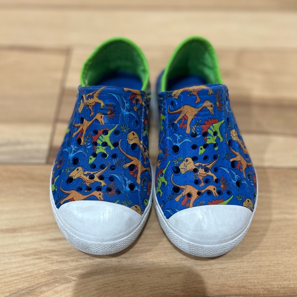 Pre-Owned Skechers Blue Dinosaur Boy Shoes (Size: 7)